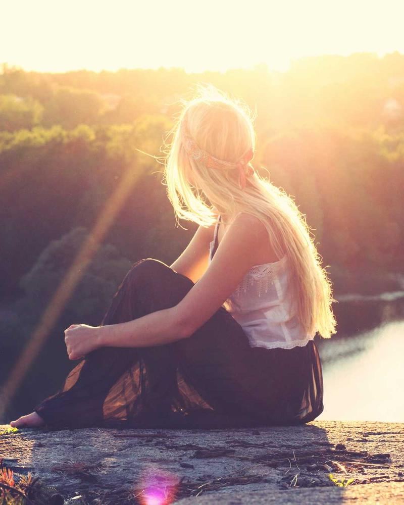 Assise au soleil couchant